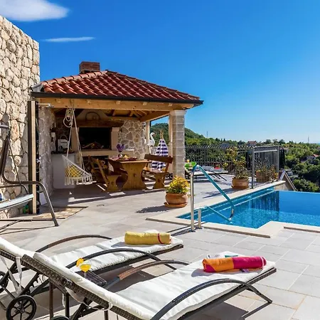 4 Bedroom Pet Friendly In * Gromaca