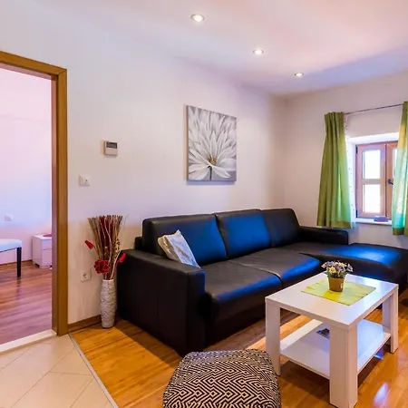 4 Bedroom Pet Friendly In Gromaca