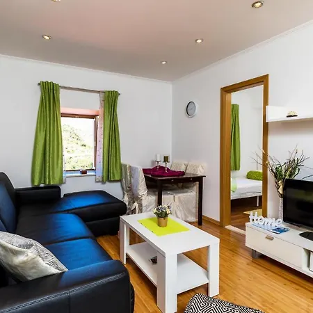 4 Bedroom Pet Friendly In Gromaca