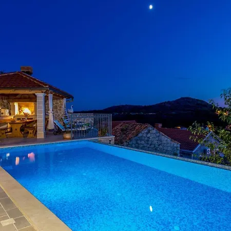 4 Bedroom Pet Friendly In Gromaca