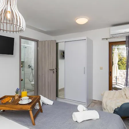 4 Bedroom Pet Friendly In