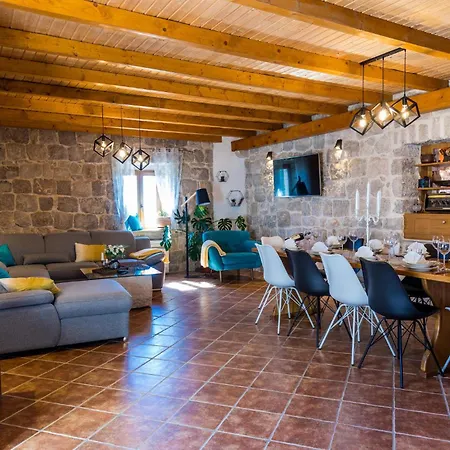 4 Bedroom Pet Friendly In Gromaca