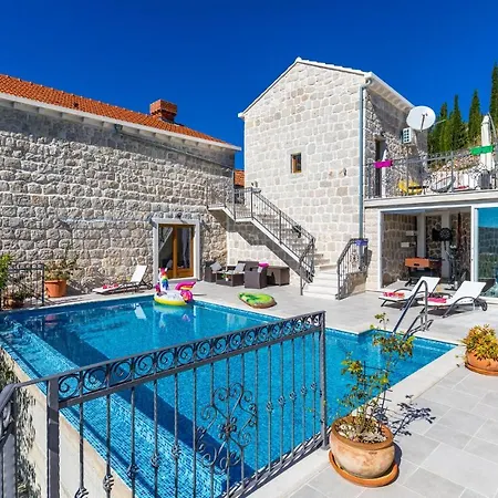 בית נופש 4 Bedroom Pet Friendly In Gromaca