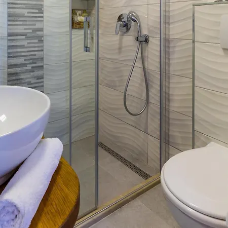 בית נופש 4 Bedroom Pet Friendly In Gromaca