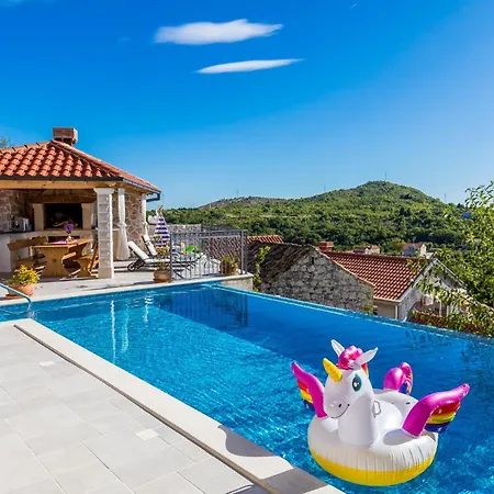 4 Bedroom Pet Friendly In Gromaca