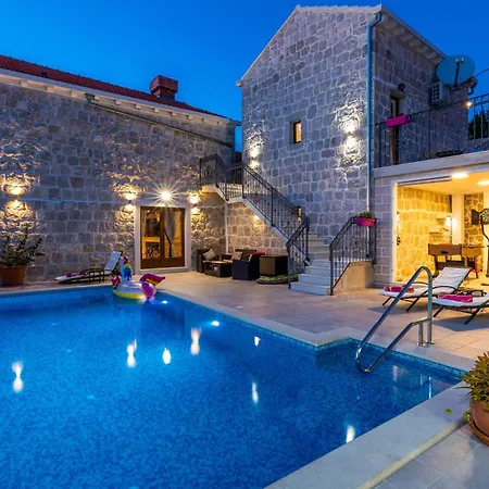 בית נופש 4 Bedroom Pet Friendly In Gromaca