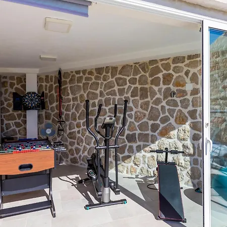 4 Bedroom Pet Friendly In Gromaca