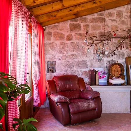 בית נופש 4 Bedroom Pet Friendly In Gromaca